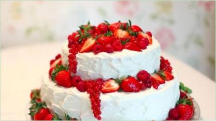 Esküvői torta bogyókkal: A desszert és a gyönyörű példák változata