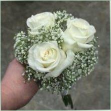 fehér rózsa menyasszonyi csokor neve