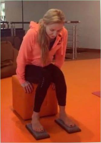 Még a fájdalom is: 44 éves Tatyana Navka ünnepelt jóga nap a körmökön