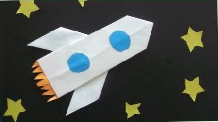 Origami formájában kozmikus rakéta gyerekeknek