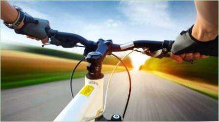 A kerékpáros átlagos sebessége a különböző tényezőktől függően