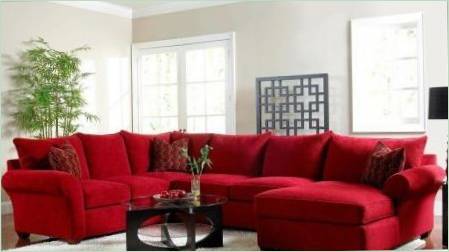 Piros kanapék a belső térben
